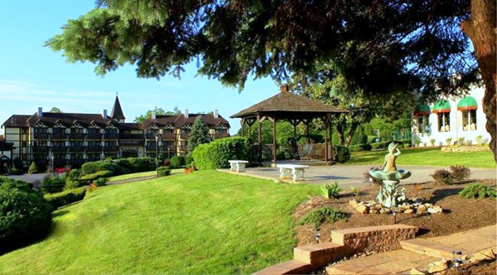 Bavarian Inn Шепърдстаун Екстериор снимка
